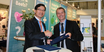 Dr Byung-wook Lee, president of KEI, and Johan L. Kuylenstierna, SEI's executive director, after signing the MOU at World Water Week.