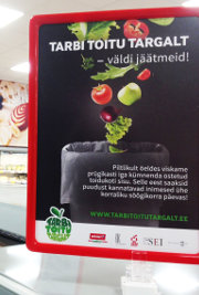 The Consume food wisely campaign poster in the Rimi supermarket in Tallinn draws attention to the fact that the content of each 10th shopping bag bought in Estonia ends up in trash. This food could be used to give one proper meal every day to people in need.