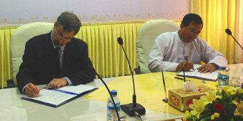 SEI Asia Centre Director Eric Kemp-Benedict (left), and DWIR Director General Htun Lwin Oo sign the partnership agreement.