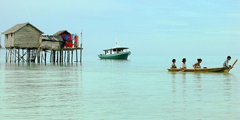 A stilt house and boats in Pulau Sibuan, Malaysia. Flickr/dachalan