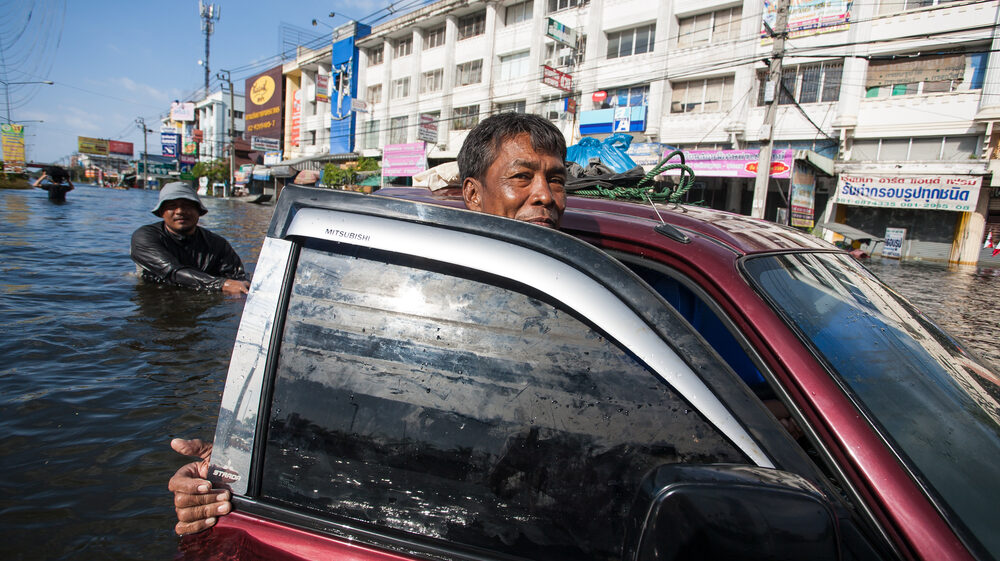 Nonthaburi flood in Thailand 2011. Photo credit: Suwan Wanawattanawong / Shutterstock.com