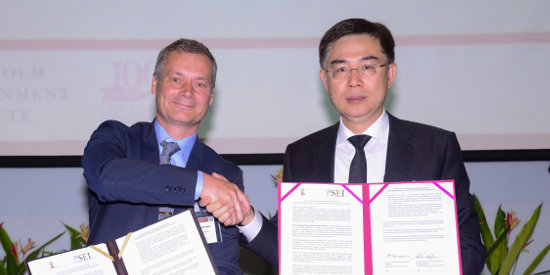 SEI Executive Director Johan L. Kuylenstierna and CU President Bundhit Eua-arporn