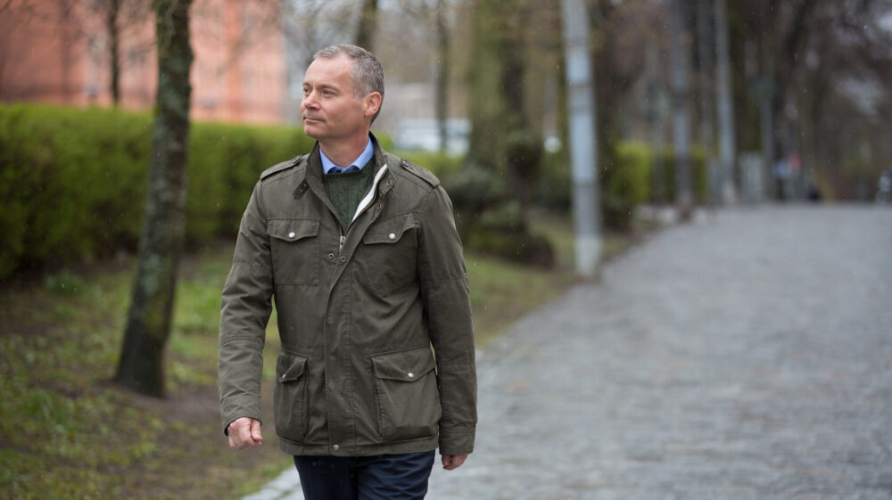 Johan L. Kuylenstierna, walking.