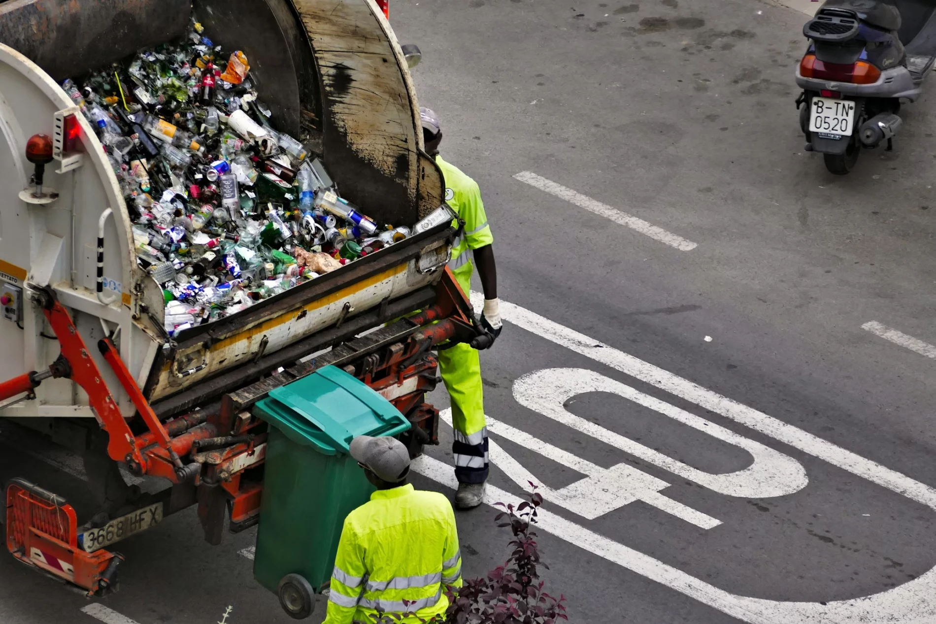 trash collection truck