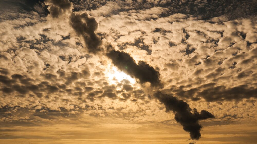 Photo of smoke plume rising into the atmosphere - Source: Pixabay/MonikaP