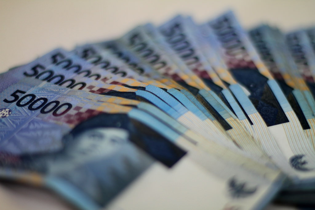 close up of ruphiah bills