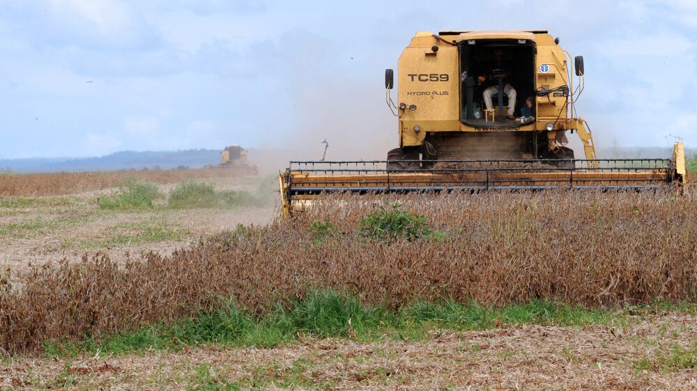 Photo Soybean harvet in Brazi.l By Roosevelt Pinheiro/ABr wikimedia (CC3.0)