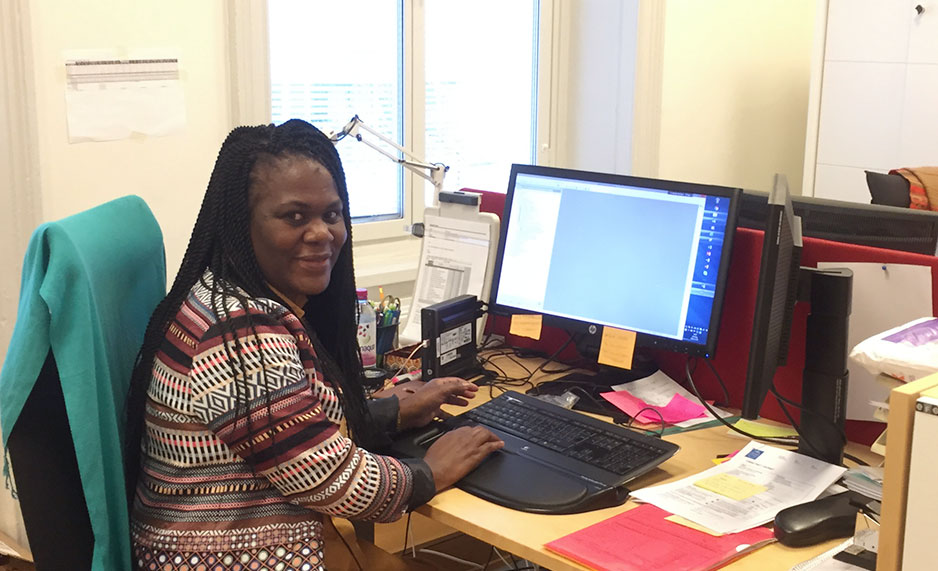 Modesta sitting in front of her computer at her desk in SEI Stockholm.