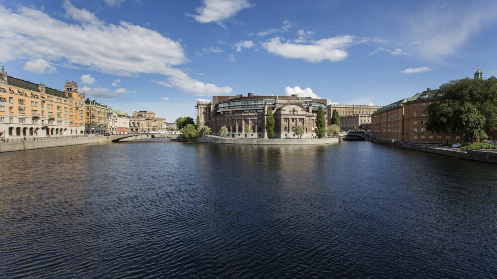 Augusti 2014. Sommarfotografering av Riksdagshuset med omnejd. Västra riksdagshuset och Rosenbad sett från Vasabron.
