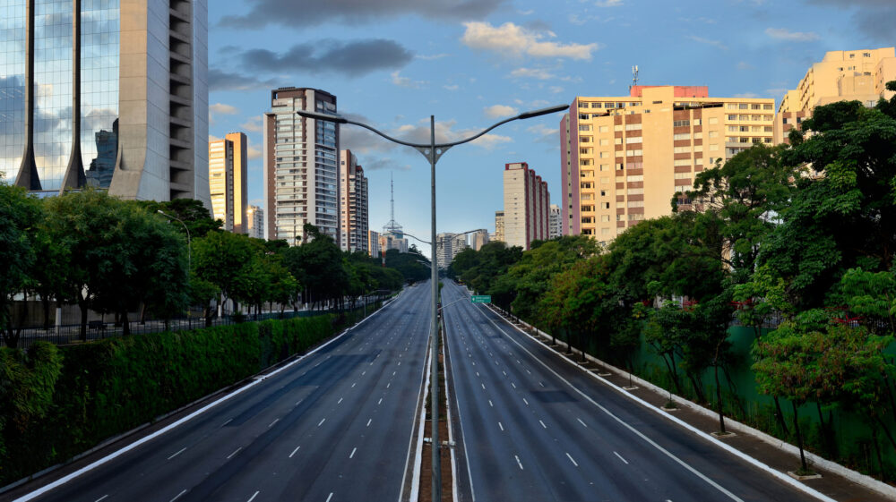 Avenida 23 de Maio, São Paulo, Brazil, with all lanes empty
