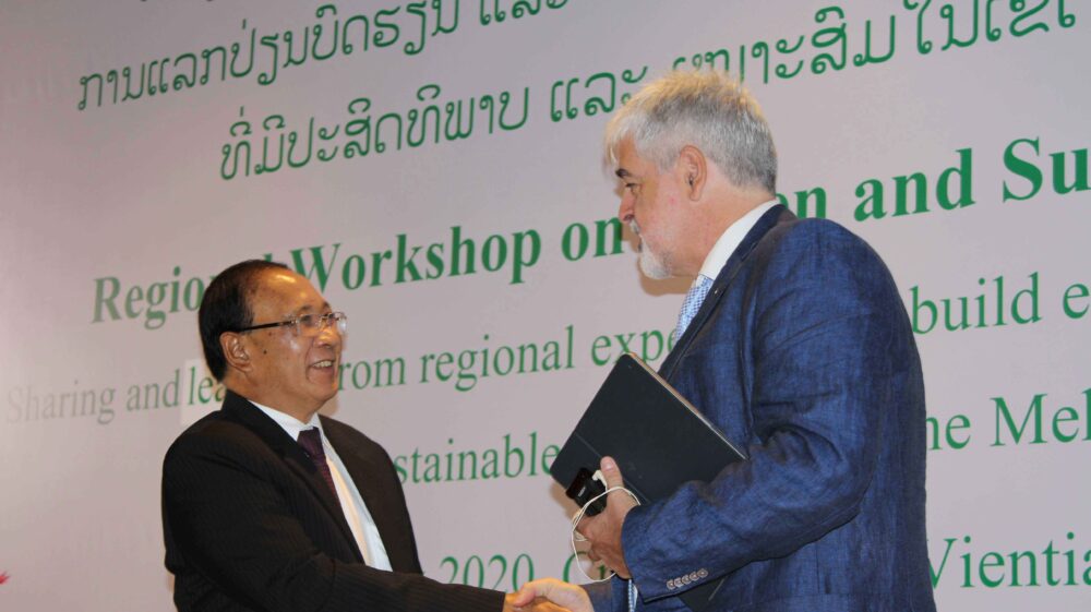 SEI Asia Centre Director Niall O’Connor greets Dr Phet Phomphiphak, Minister with the Lao PDR Ministry of Agriculture and Forestry.