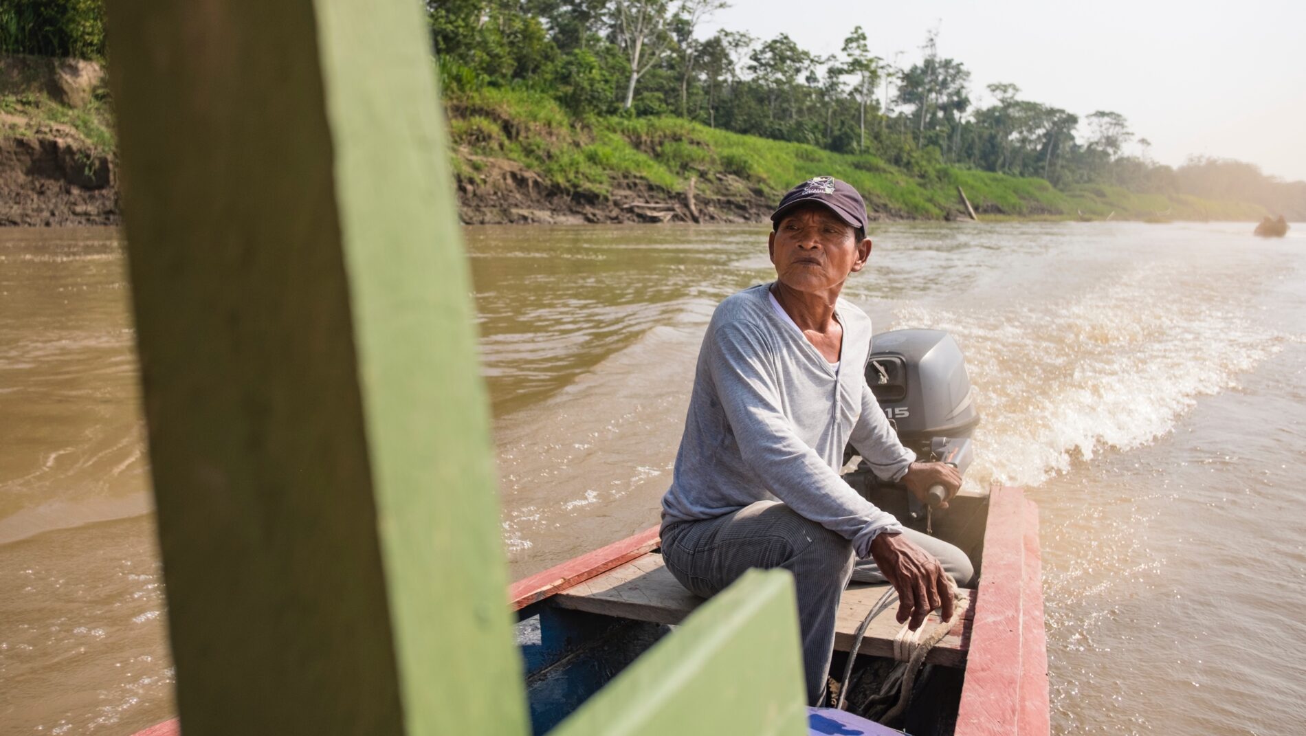 Hombre navegando río, Amazonas, Puerto Nariño, Colombia