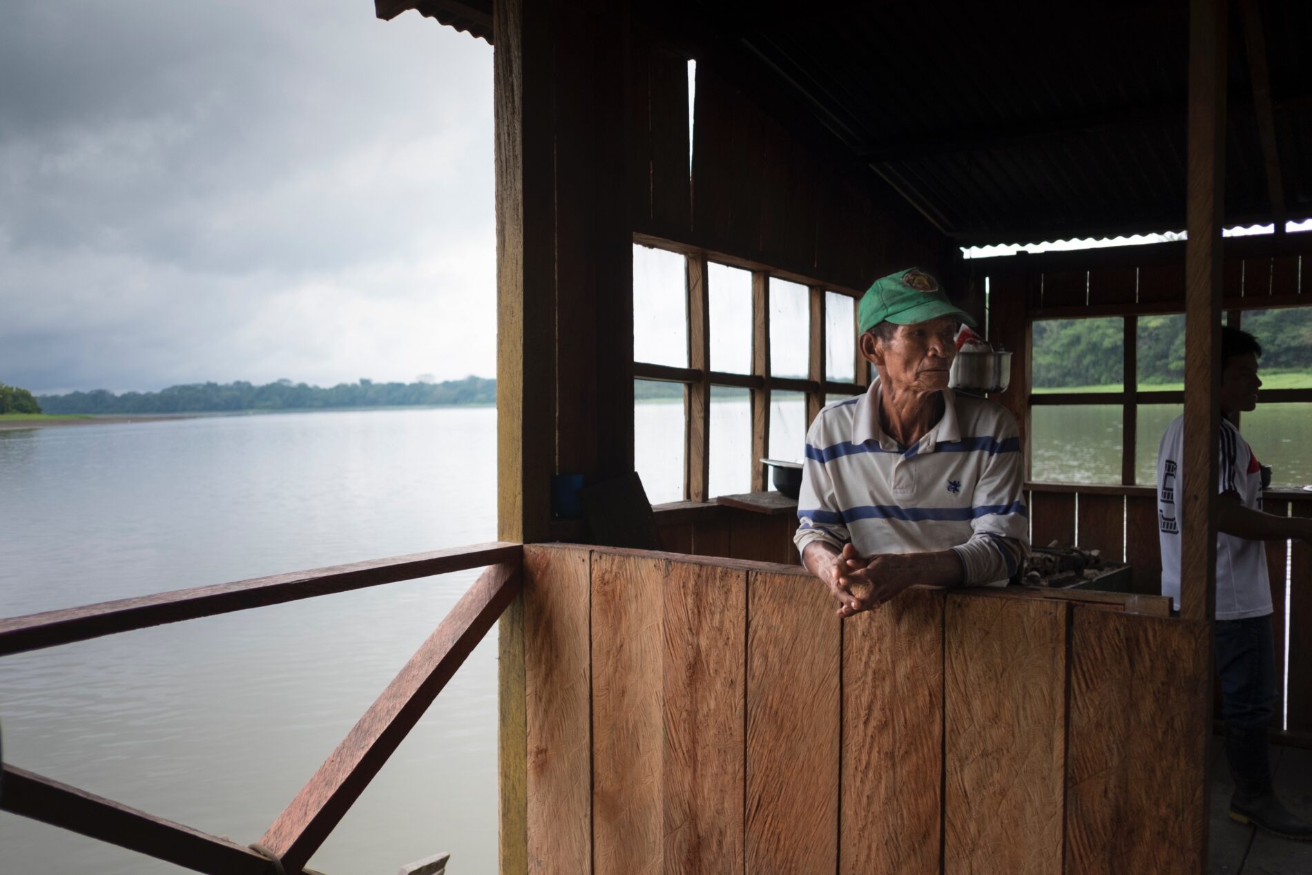 Hombre en el río, Amazonas, Colombia
