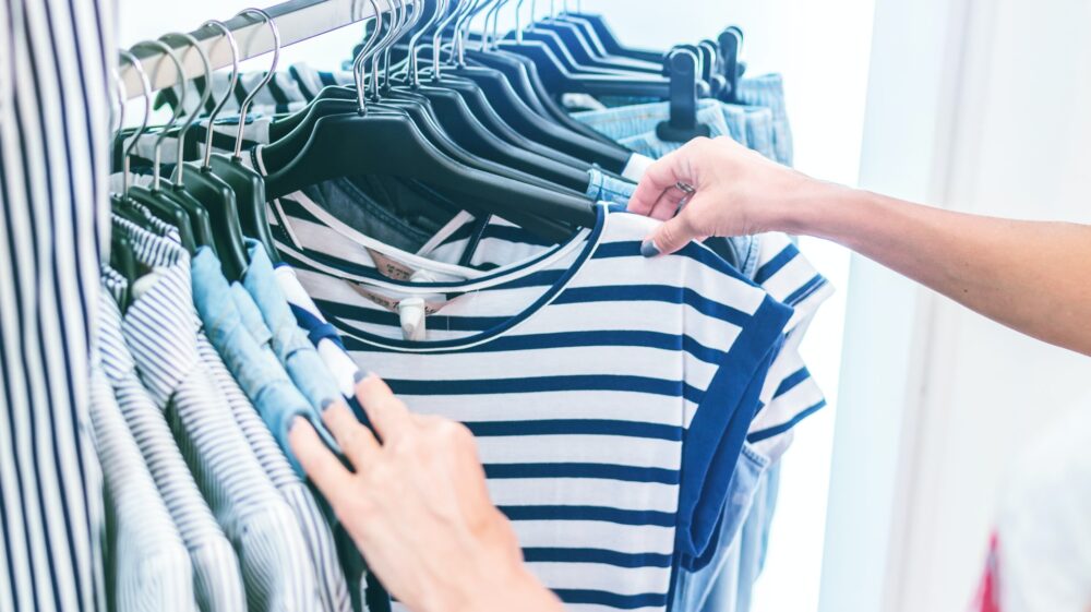 Kläder på galgar i butik