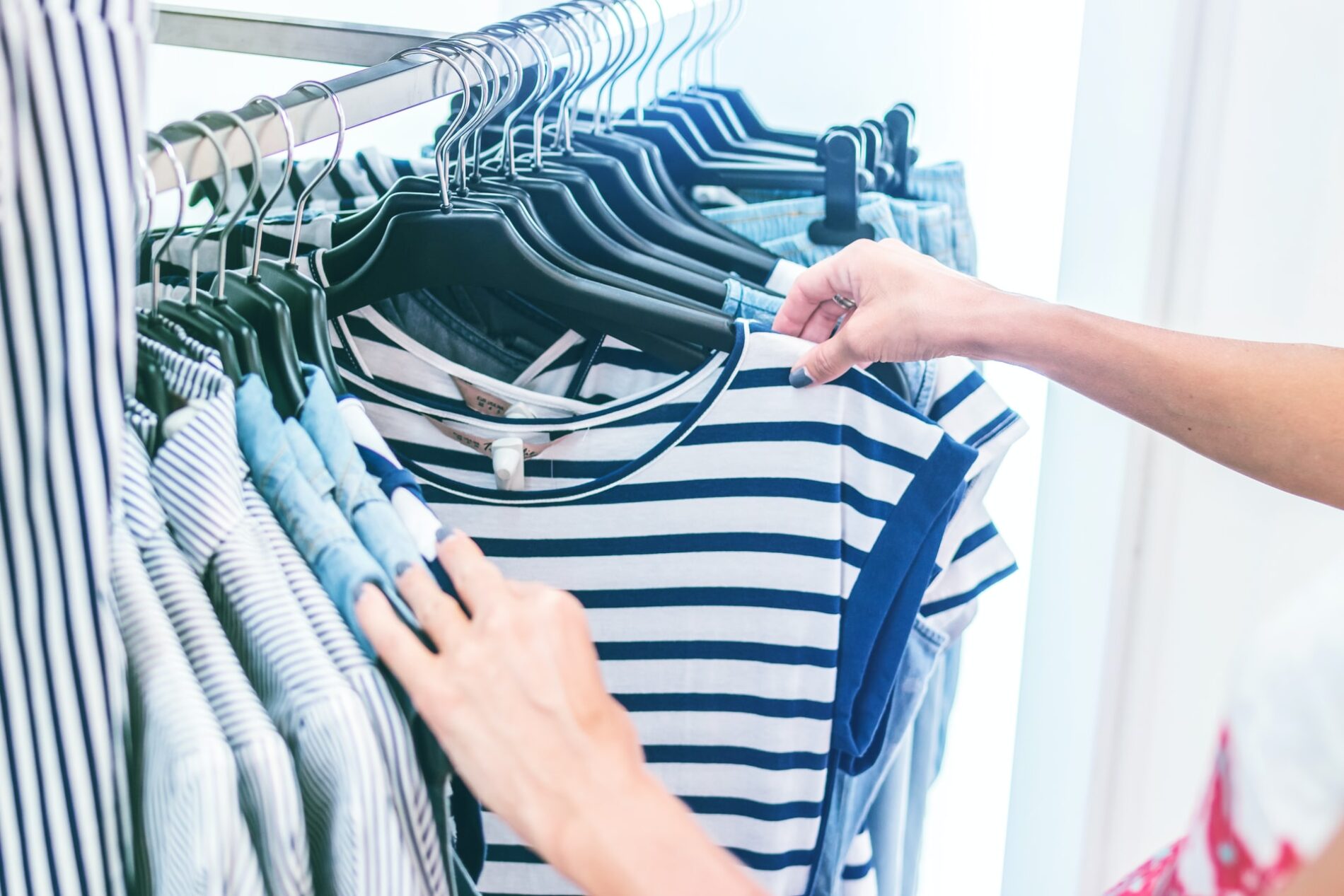 Kläder på galgar i butik