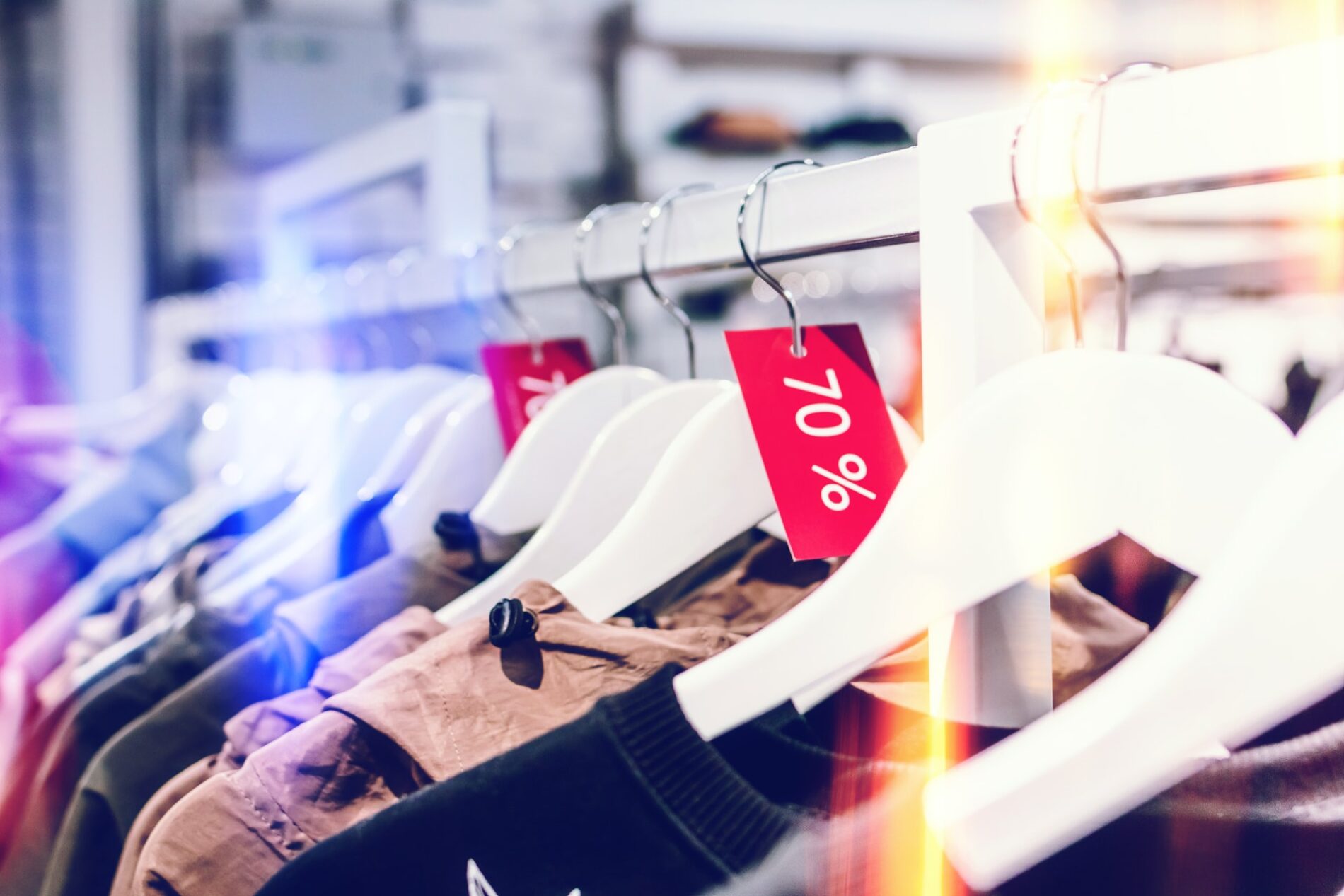 Kläder i butik på galgar