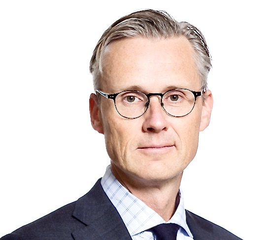 Man in darkblue suit jacket wearing glasses