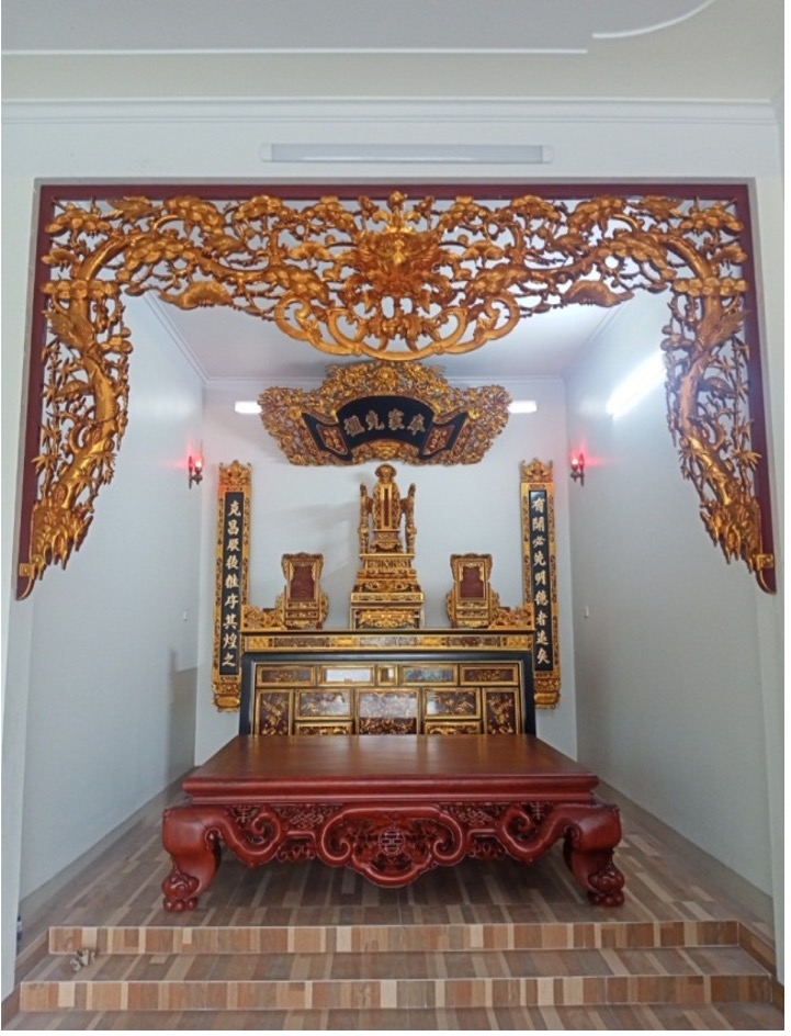 Lacquer handicarfts are especially used for items of workship used in people’s homes. These pictures show a set of fresco doors, a decorative wooden scroll, couplets, altar table, altar throne and altar.
