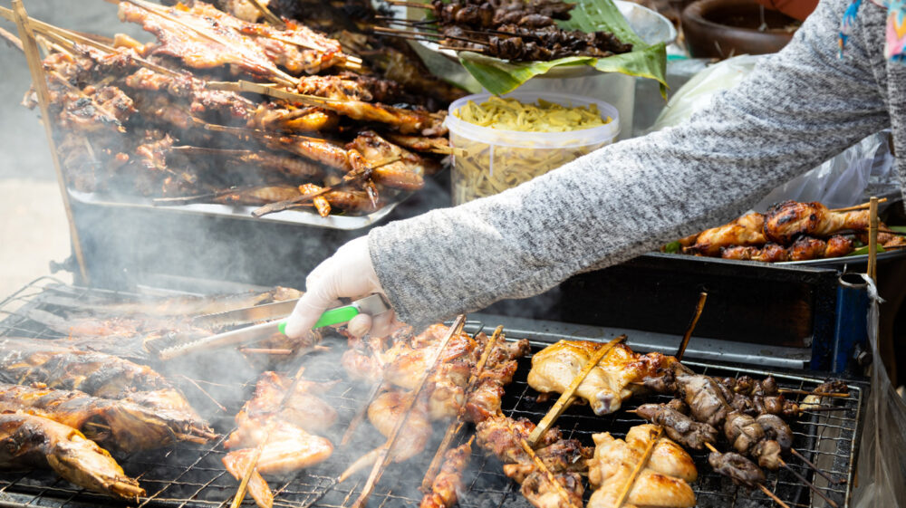 Thai street food stall © Satjawat Boontanataweepol / Getty