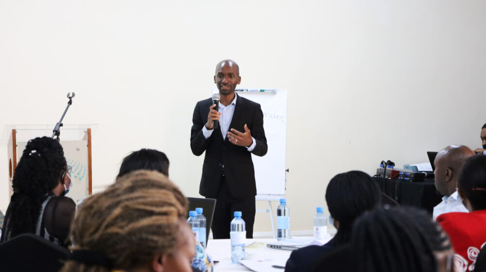 SEI Research Associate Daniel Ddiba, leading a session at the SUWAS symposium in Kenya.