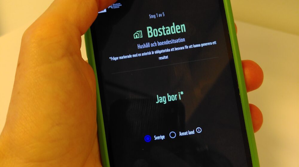 hand holding fairphone with Klimatkalkylatorn