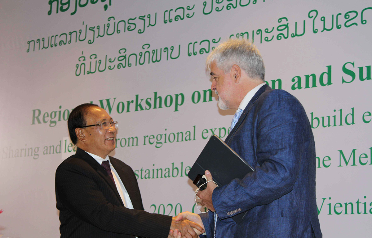 SEI Asia Centre Director Niall O’Connor greets Dr Phet Phomphiphak, Minister with the Lao PDR Ministry of Agriculture and Forestry, at the Regional Dialogue Workshop on Green and Sustainable Agriculture (Lao PDR), January 2020.