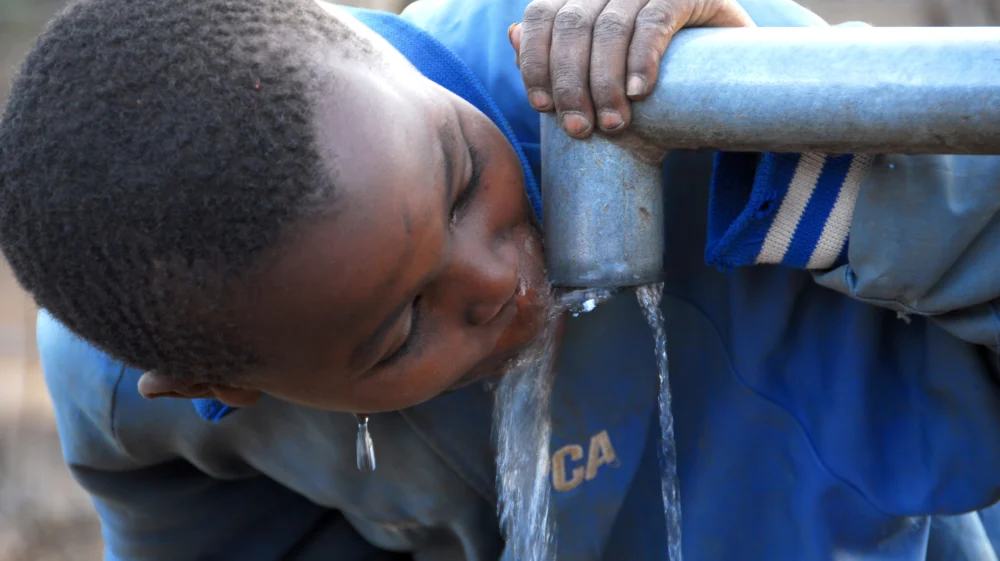 Child drinking water from a source thanks to various humanitarian organizations, the people of the village of Andes Mtito can fetch water from a source. Mtito Andes, Kenya 13 july 2009