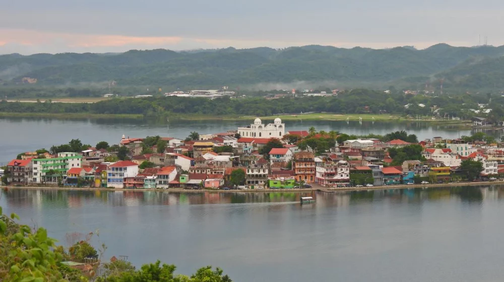 sla de Flores, ciudad emplazada a orillas del lago Itzá, emblemática de la riqueza y los desafíos en la gestión de recursos hídricos en Guatemala