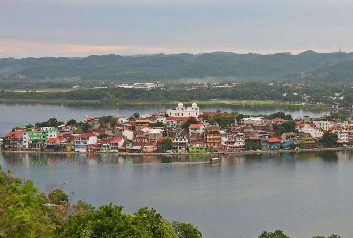 sla de Flores, ciudad emplazada a orillas del lago Itzá, emblemática de la riqueza y los desafíos en la gestión de recursos hídricos en Guatemala