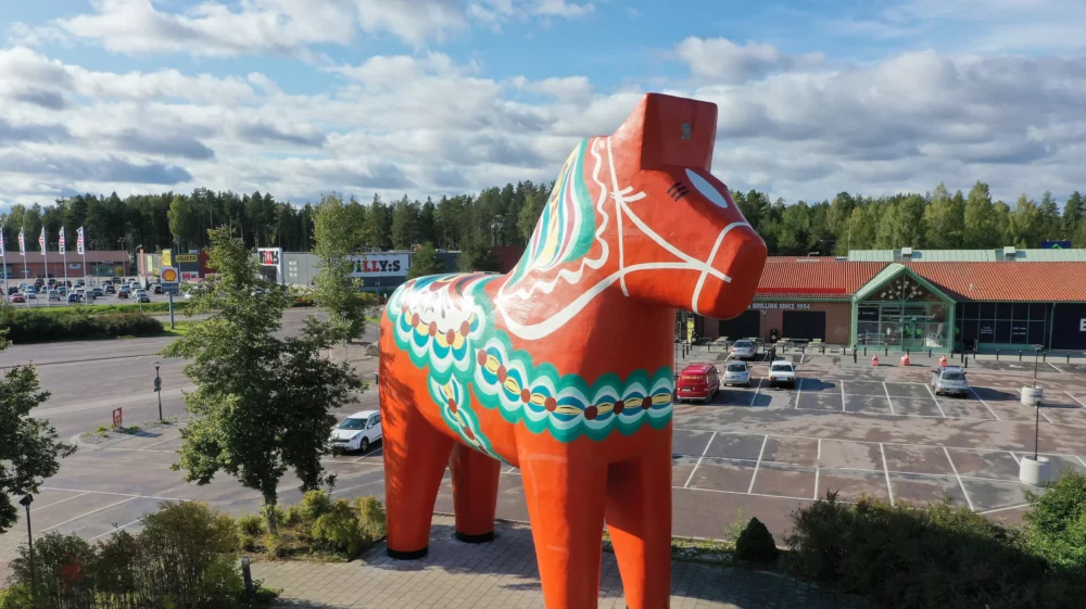 Stor dalahäststaty i Avesta kommun.