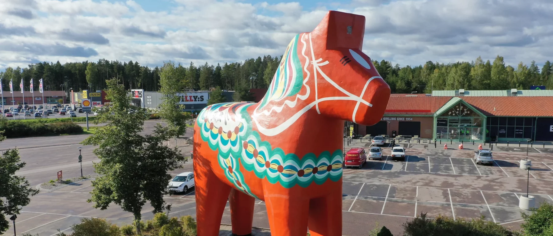 Stor dalahäststaty i Avesta kommun.