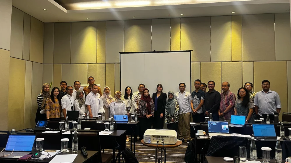 SEI researchers and Indonesian council members in a manila room.