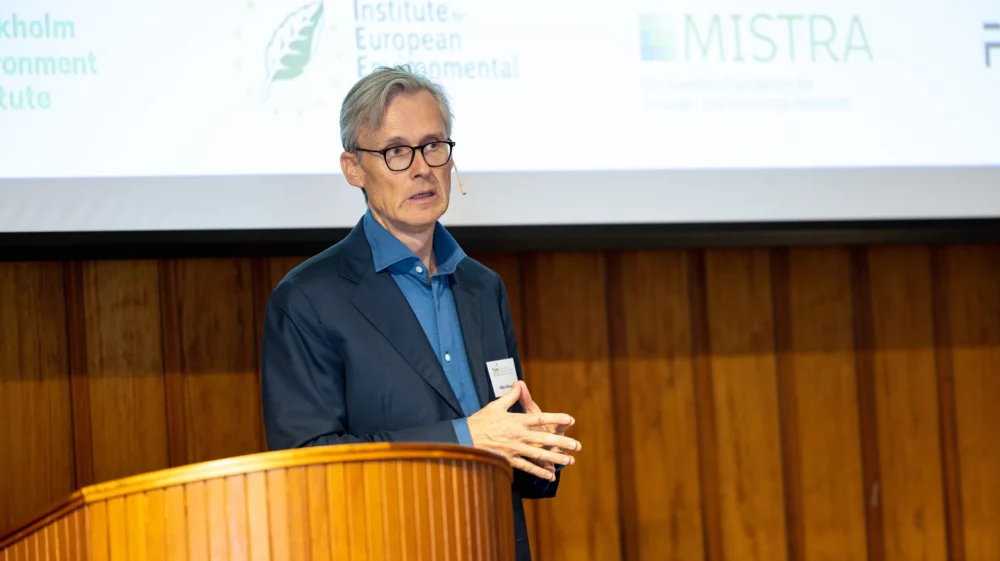 Måns Nilsson speaking at a podium during the Think2030 Dialogue Sweden 2023.