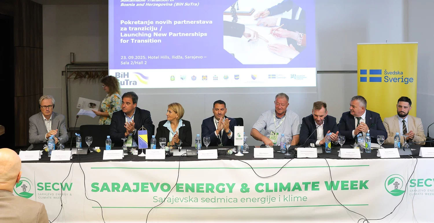 SEIs Executive Director and mayors signing the MoU