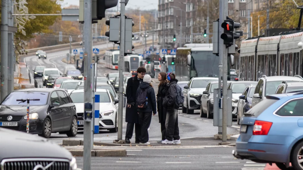 Neli noort seisab Tallinnas väikesel ohutussaarel, ümbritsetud tihedast autoliiklusest.
