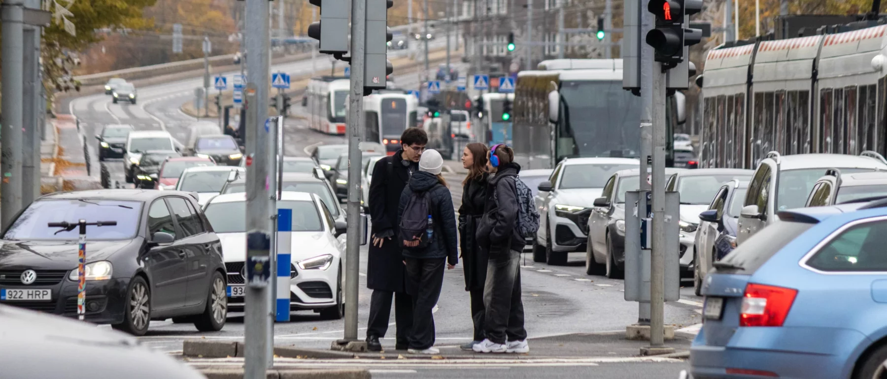 Neli noort seisab Tallinnas väikesel ohutussaarel, ümbritsetud tihedast autoliiklusest.