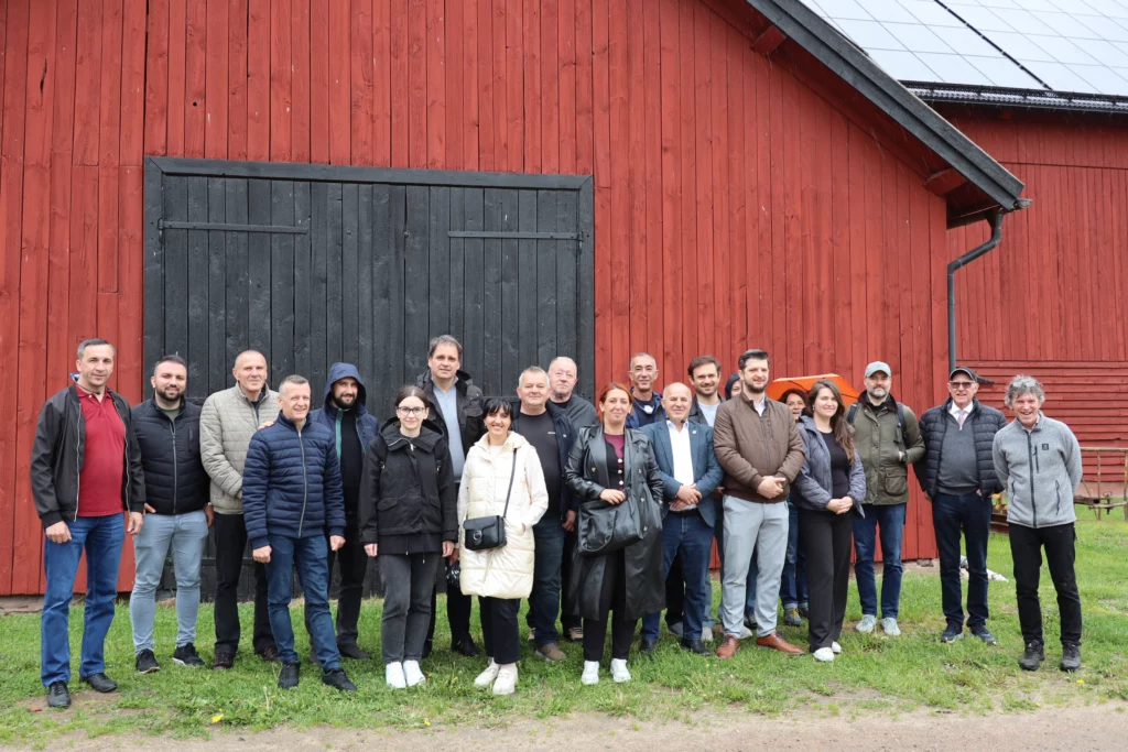 Group photo in front of red barn.